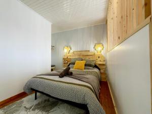 Una cama o camas en una habitación de Le Nid Douillet - Duplex Bois & Charme