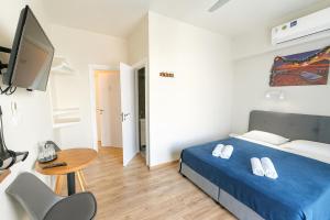 Ένα ή περισσότερα κρεβάτια σε δωμάτιο στο Smart Comfort RoomN8 with Balcony Private Bathroom in best Location Beach 250m