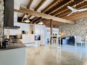 een open keuken en een woonkamer met witte apparatuur bij Can Sala CostaBravaSi in Santa Cristina d'Aro