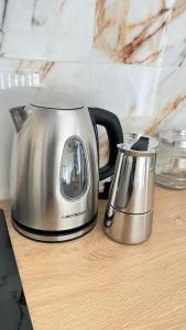 ein Teekessel und ein Toaster auf einer Theke in der Unterkunft torres locazione turistica in Foggia