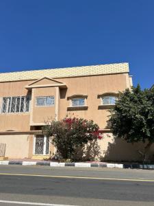 un edificio sul lato di una strada di شقة مدخل خاص بمدخلين a Tanomah