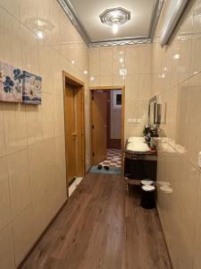 a bathroom with a sink and a toilet in a room at شقة مدخل خاص بمدخلين in Tanomah +18 photos