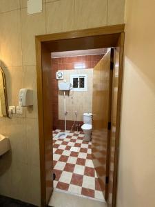 bagno con servizi igienici e pavimento a scacchi di شقة مدخل خاص بمدخلين a Tanomah Altre 11 foto