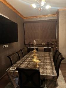 una sala da pranzo con un tavolo e una televisione di شقة مدخل خاص بمدخلين a Tanomah