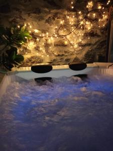 Una tina llena de agua con luces navideñas. en LARCADE Loft Industrial, en Castillo de Bayuela
