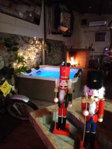 Dos figuras de Lego de pie frente a una piscina. en LARCADE Loft Industrial, en Castillo de Bayuela