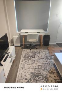 an office with a desk and a chair and a rug at Lovely 1 Bed apartment available in Croxley Green