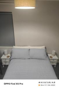 En eller flere senge i et værelse på Lovely 1 Bed apartment available