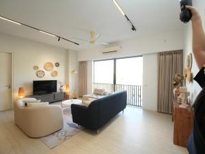 TV a/nebo společenská místnost v ubytování Cozy Seaview Escape 2BR 6pax bythesea bathroom