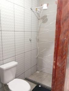 een badkamer met een toilet en een douche bij Cantinho da Serra da Bocaina - Chalé Casal in Paraty