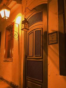 een deur naar een gebouw met een bord erop bij Cantinho da Serra da Bocaina - Chalé Casal in Paraty