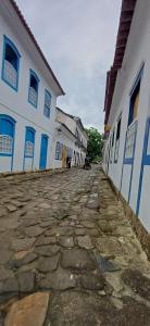 een geplaveide straat in een stad met gebouwen bij Cantinho da Serra da Bocaina - Chalé Casal in Paraty +6 foto's