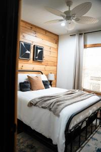 Ένα ή περισσότερα κρεβάτια σε δωμάτιο στο Creekside Getaway - Wineries, Orchards, & Hiking