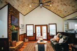 Χώρος καθιστικού στο Creekside Getaway - Wineries, Orchards, & Hiking