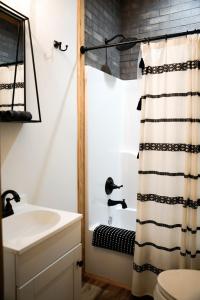 Ένα μπάνιο στο Creekside Getaway - Wineries, Orchards, & Hiking