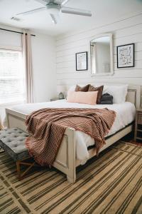 Ένα ή περισσότερα κρεβάτια σε δωμάτιο στο Creekside Getaway - Wineries, Orchards, & Hiking +33 φωτογραφίες