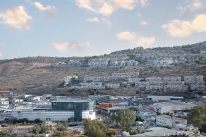 een uitzicht op een stad met een heuvel op de achtergrond bij מנוחה ומרגוע in Tiberias