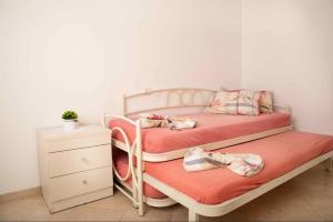 een slaapkamer met 2 stapelbedden en een nachtkastje bij מנוחה ומרגוע in Tiberias