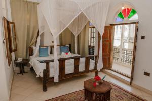 Postel nebo postele na pokoji v ubytování Emerald Palm Courtyard Hotel