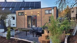 ein kleines Haus mit Solarzellen auf dem Dach in der Unterkunft Fichtel-Tiny - Mit Hot Tub oder Sauna gegen Aufpreis in Hohenberg an der Eger