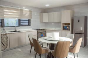 Kuchyň nebo kuchyňský kout v ubytování The Oasis Airport pick up WiFi Central