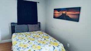 ein Schlafzimmer mit einem Bett und einem Gemälde an der Wand in der Unterkunft Pryor Street Main Suite with Private Bathroom Room 1 in Atlanta