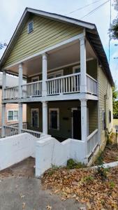 ein Haus mit einer Veranda und einem weißen Zaun in der Unterkunft Pryor Street Main Suite with Private Bathroom Room 1 in Atlanta