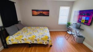 ein Schlafzimmer mit einem Bett und einem Schreibtisch in der Unterkunft Pryor Street Main Suite with Private Bathroom Room 1 in Atlanta