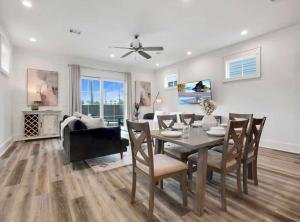 Khu vực ghế ngồi tại Deja Blue Perfect Location St George Island Private Pool