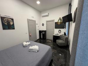 Телевизор и/или развлекательный центр в Belvedere Lacinio Luxury Guest House