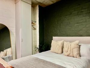 En eller flere senge i et værelse på The Urban Muse Loft