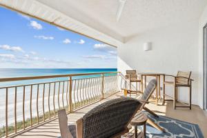 uma varanda com cadeiras e uma mesa e o oceano em HP 42W Peaceful Nest by 30A Escapes em Rosemary Beach