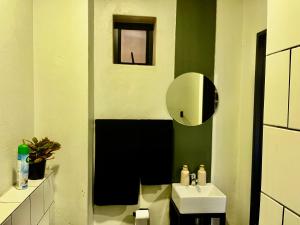 Et badeværelse på The Urban Muse Loft + 26 billeder