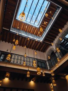 een uitzicht op een gebouw met een plafond bij Mirtala Hotel Boutique in Guanajuato