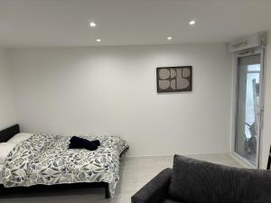 アンヌマスにあるLe Spotlight - Balcon - WiFi - Centre villeの白い部屋(ベッド1台、ソファ付)