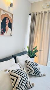 En eller flere senge i et værelse på BOHO Living + 10 billeder