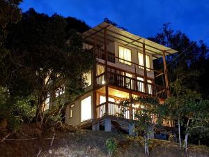 een groot huis op een heuvel 's nachts bij Cabaña montaña Choachi in Choachí