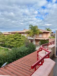 una panchina rossa su un marciapiede di mattoni di fronte a un edificio di La Rocchetta Sunset Apartment a Briatico Altre 24 foto