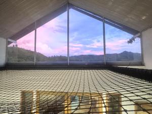 Cabaña Guanara في Vergara: نافذة كبيرة في غرفة مطلة