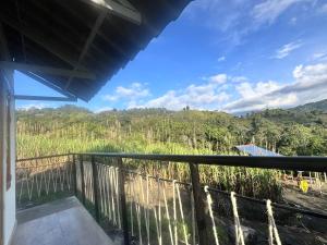 Cabaña Guanara في Vergara: بلكونه مطله على الجبال