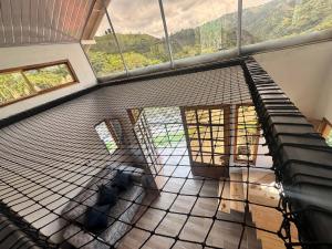 Cabaña Guanara في Vergara: اطلالة من اعلى مبنى مع درج