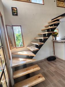 Cabaña Guanara في Vergara: درج في منزل صغير