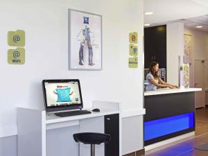 TV a/nebo společenská místnost v ubytování Ibis Budget Jakarta Airport