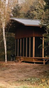 a large wooden cabin with a metal roof at Micro-cabine, Méandre, La Tuque in La Tuque