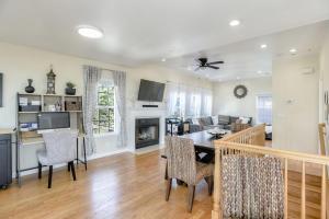 Køkken eller tekøkken på Gorgeous Half Moon Bay Home