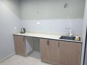Kuchyň nebo kuchyňský kout v ubytování Al Buraq Economic Apartments