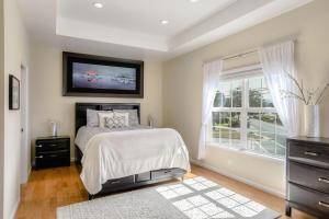 En eller flere senge i et værelse på Gorgeous Half Moon Bay Home