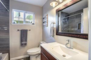 Et badeværelse på Gorgeous Half Moon Bay Home + 29 billeder