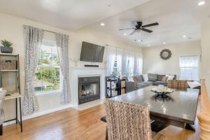 Et tv og/eller underholdning på Gorgeous Half Moon Bay Home