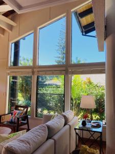 Et opholdsområde på Princeville Townhouse Apt - Views, Pool, Near Hanalei!